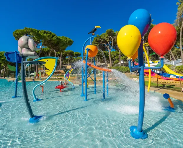 Schwimmbad, Wasserrutschen und Splash Zone