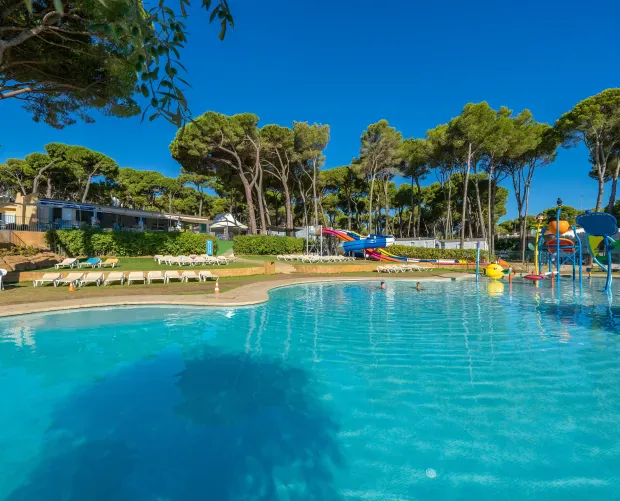 Schwimmbad, Wasserrutschen und Splash Zone