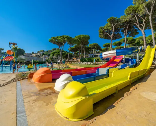 Schwimmbad, Wasserrutschen und Splash Zone