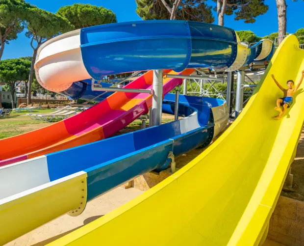 Schwimmbad, Wasserrutschen und Splash Zone