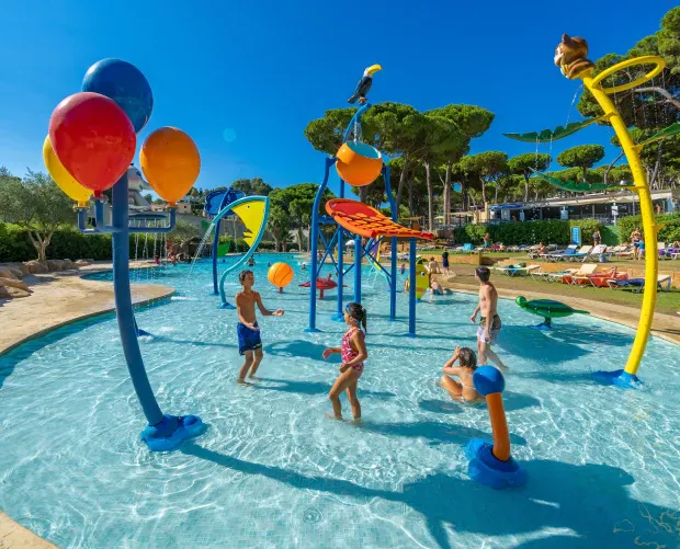 Schwimmbad, Wasserrutschen und Splash Zone