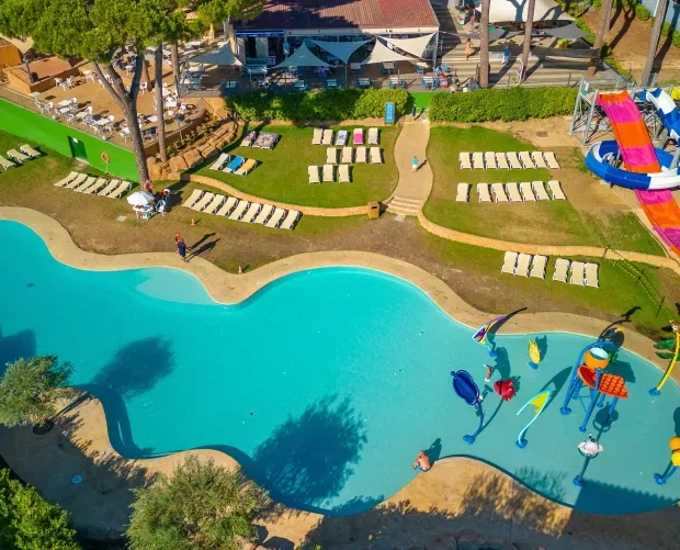 Schwimmbad, Wasserrutschen und Splash Zone